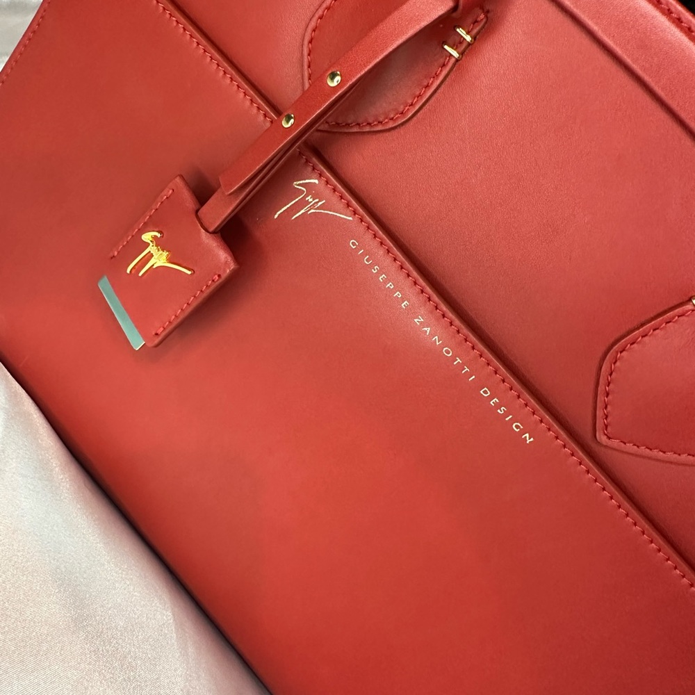 Giuseppe Zanotti Red Leather
Angelin Shoulder Bag